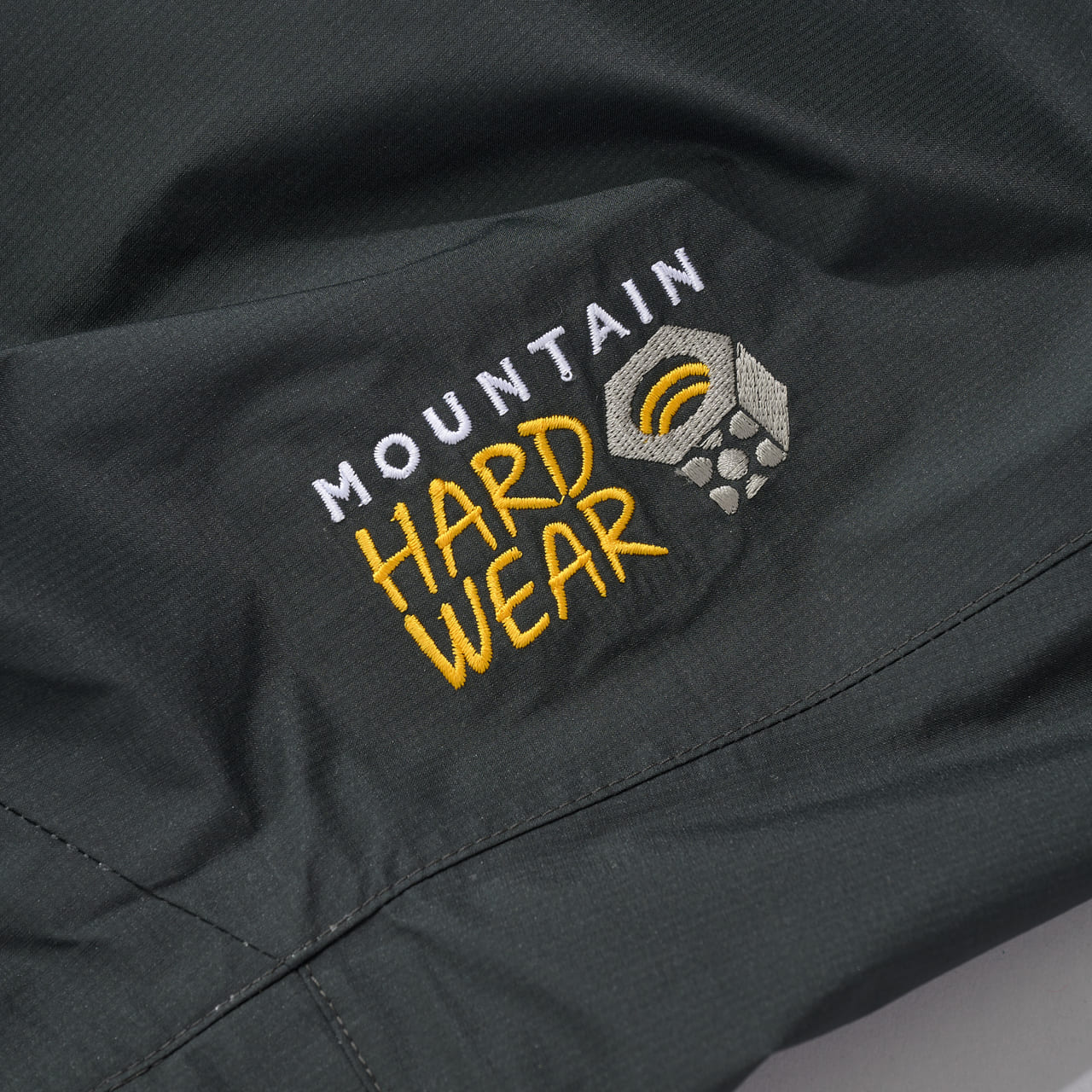 マウンテンハードウェアの防水透湿コヒージョンパンツ　MOUNTAIN HARDWEAR　 “Cohesion Pant”　ロゴ