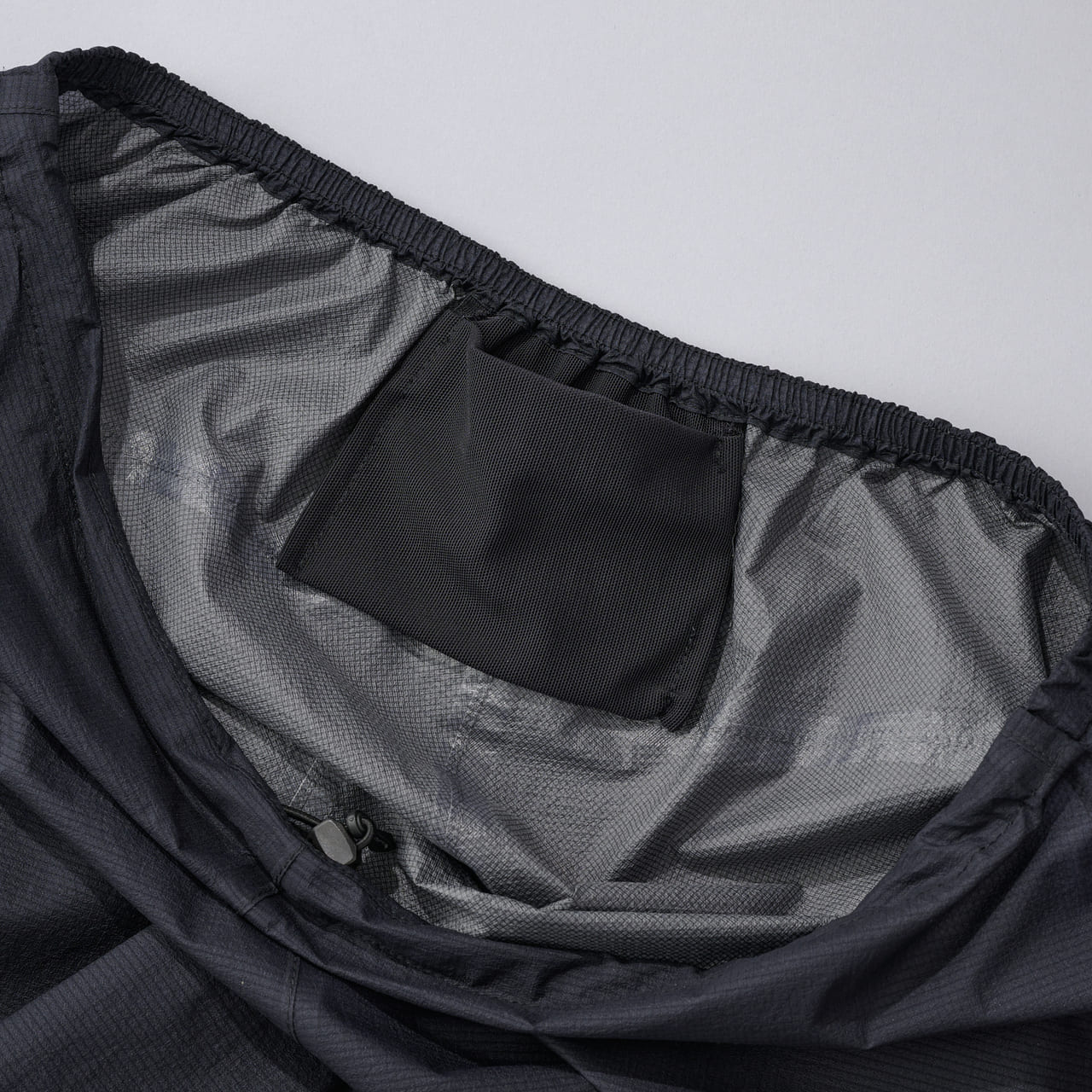 　ラブの防水ファントムパンツ　Rab　“Phantom Pants”　腰部分のポケット