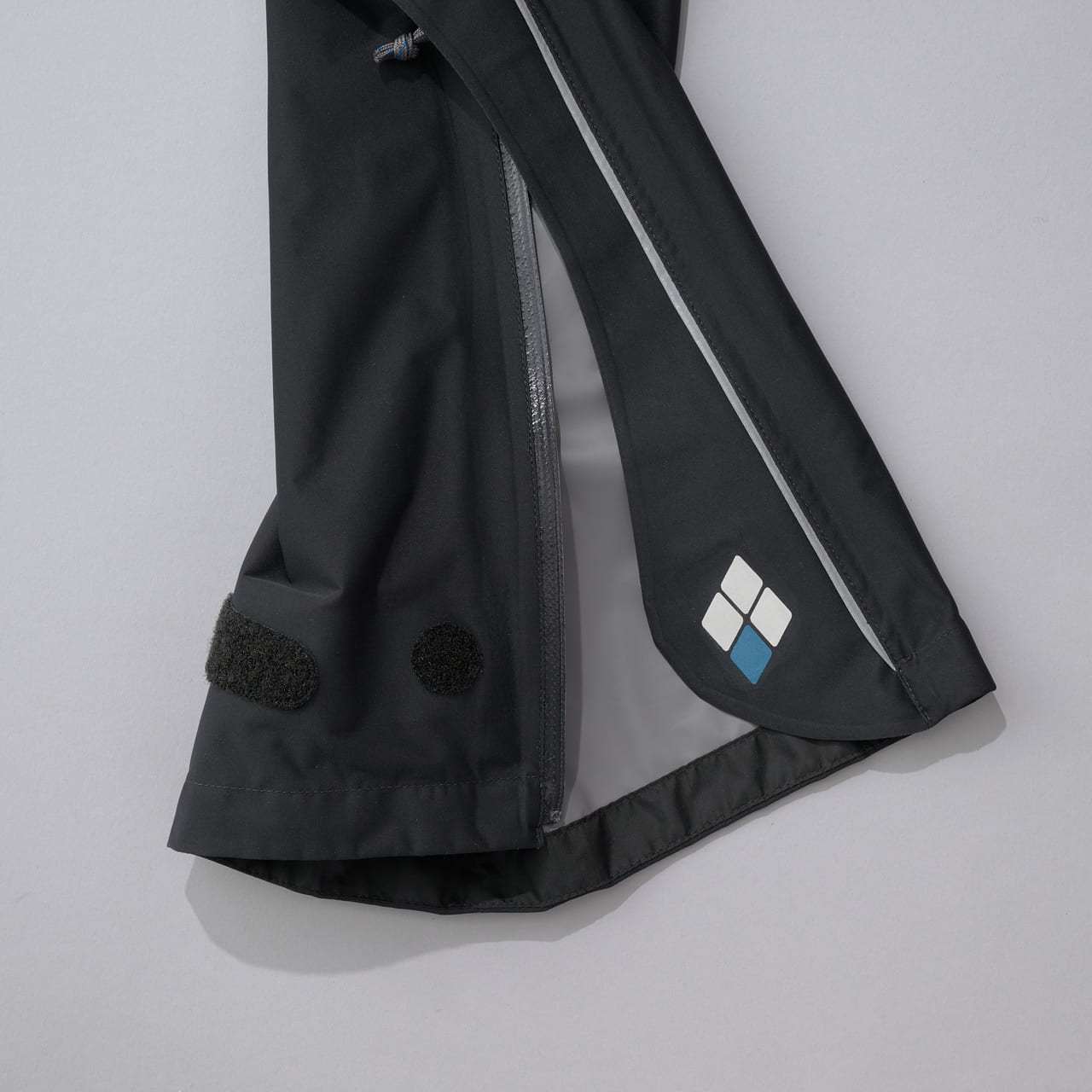 モンベルの黒い防水パンツ　mont-bell “スーパーストレッチ サイクルレインパンツ”　サイドジップ