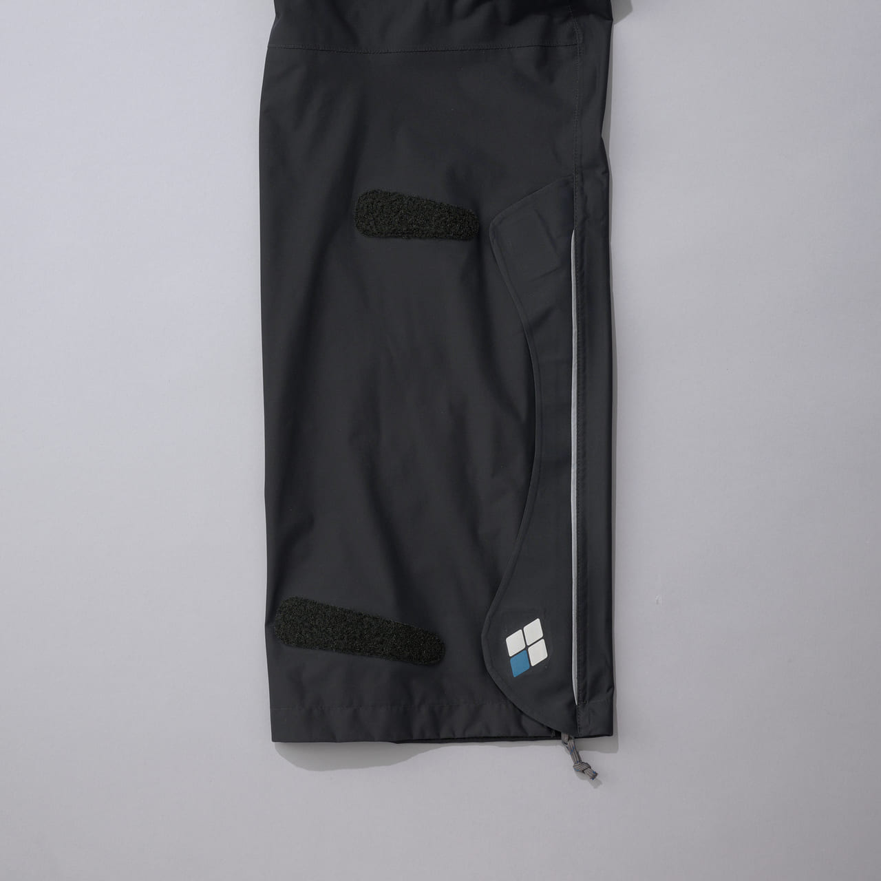 　モンベルの黒い防水パンツ　mont-bell “スーパーストレッチ サイクルレインパンツ”　裾