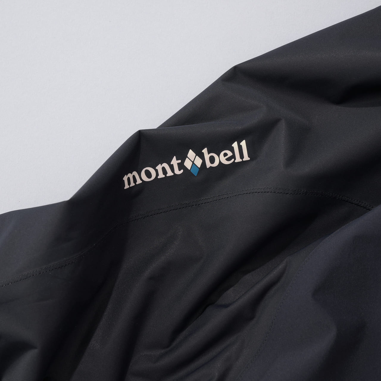 モンベルの黒い防水パンツ　mont-bell “スーパーストレッチ サイクルレインパンツ”　ロゴ
