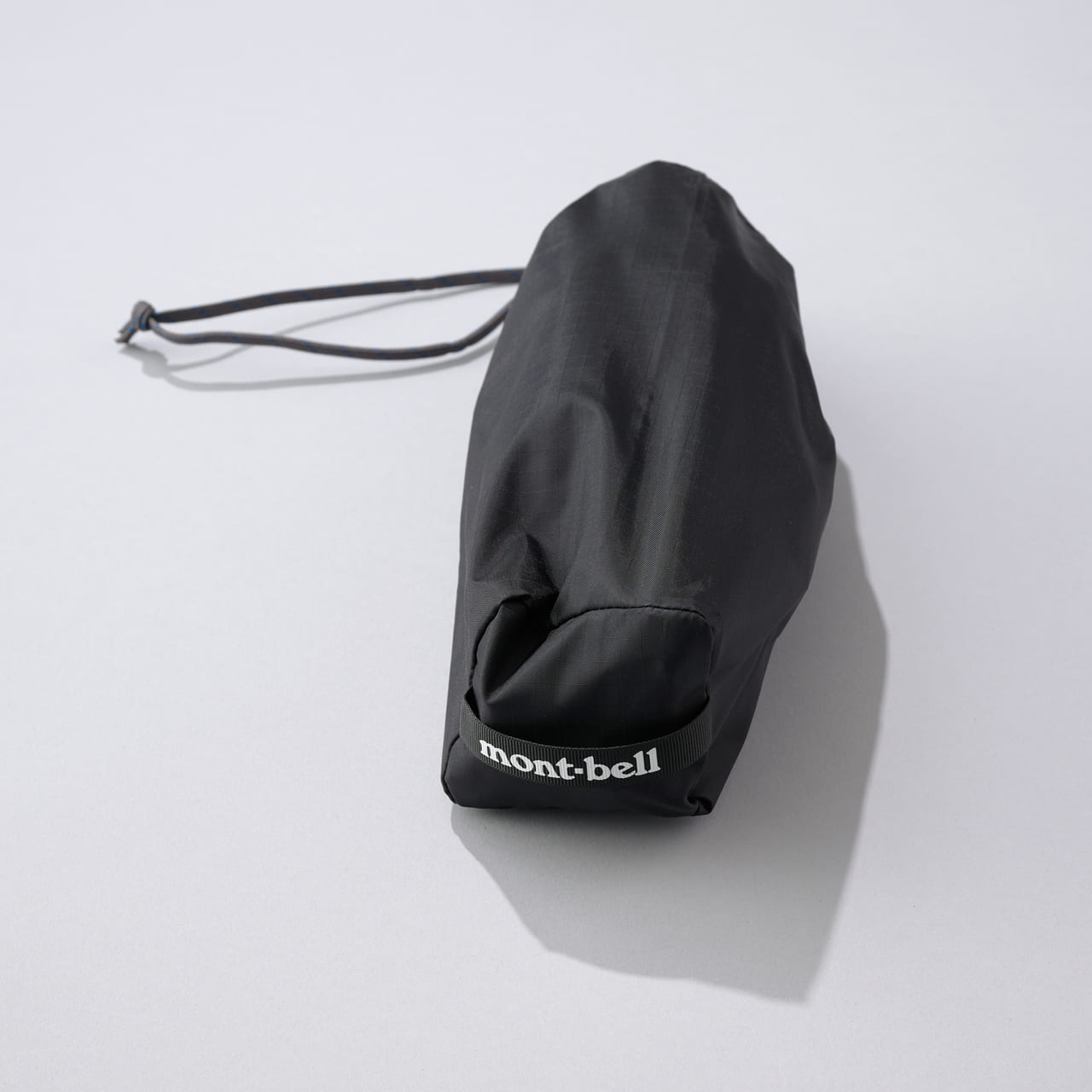 モンベルの黒い防水パンツ　mont-bell “スーパーストレッチ サイクルレインパンツ”　スタッフサック