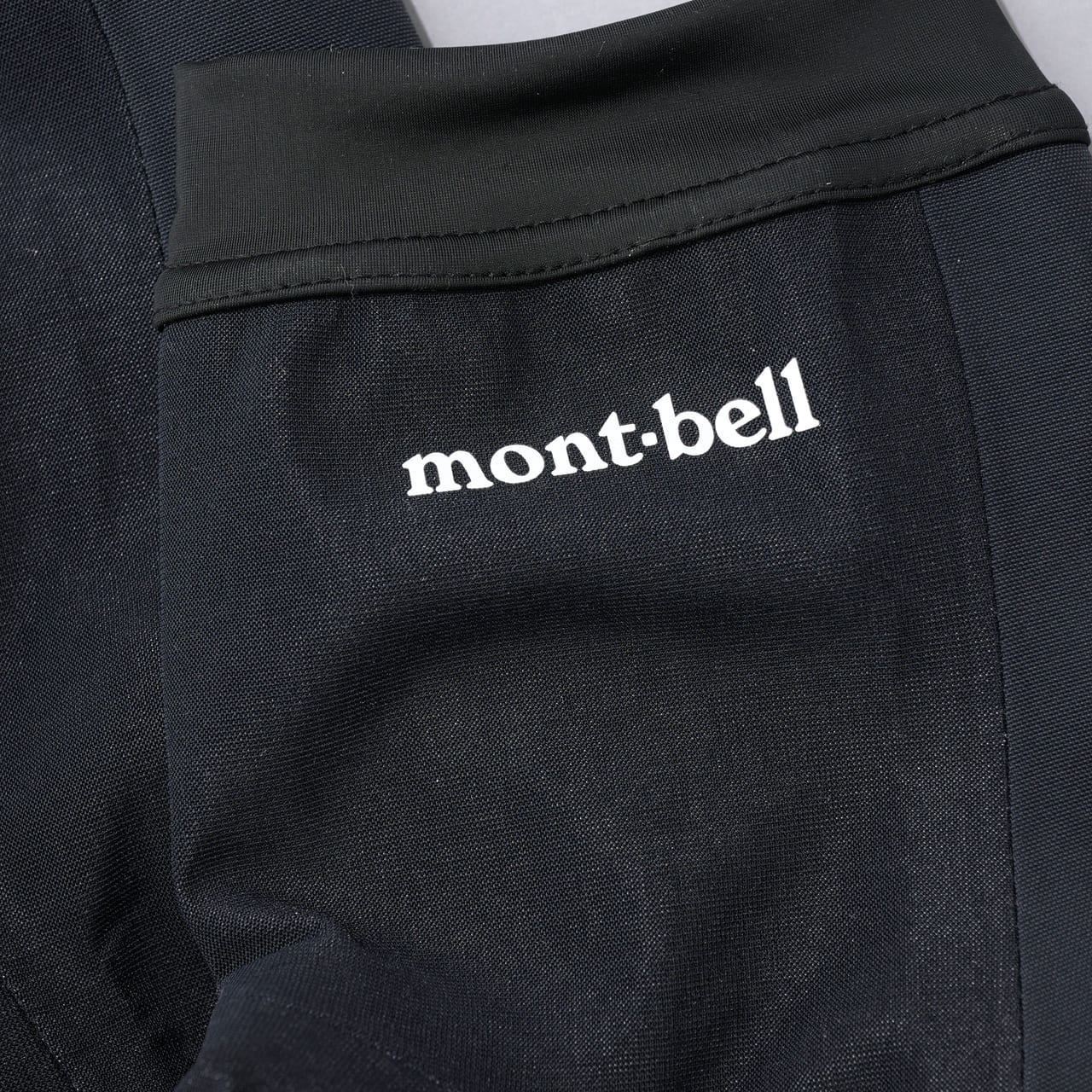 黒い防水ゴアテックスオーバーソックス　mont-bell　“GORE-TEX オールラウンド ソックス”　ロゴ