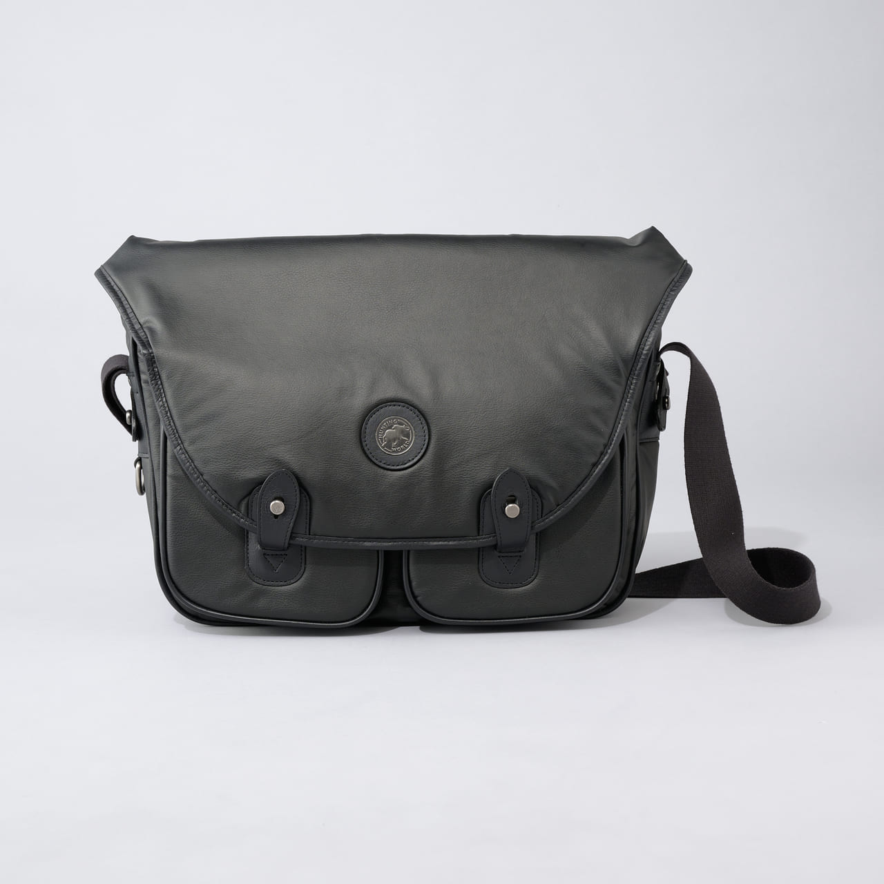 HUNTING WORLD CRAFTED BY DESCENTE.LAB　“CARRYALL MEDIUM”　黒い防水バッグ