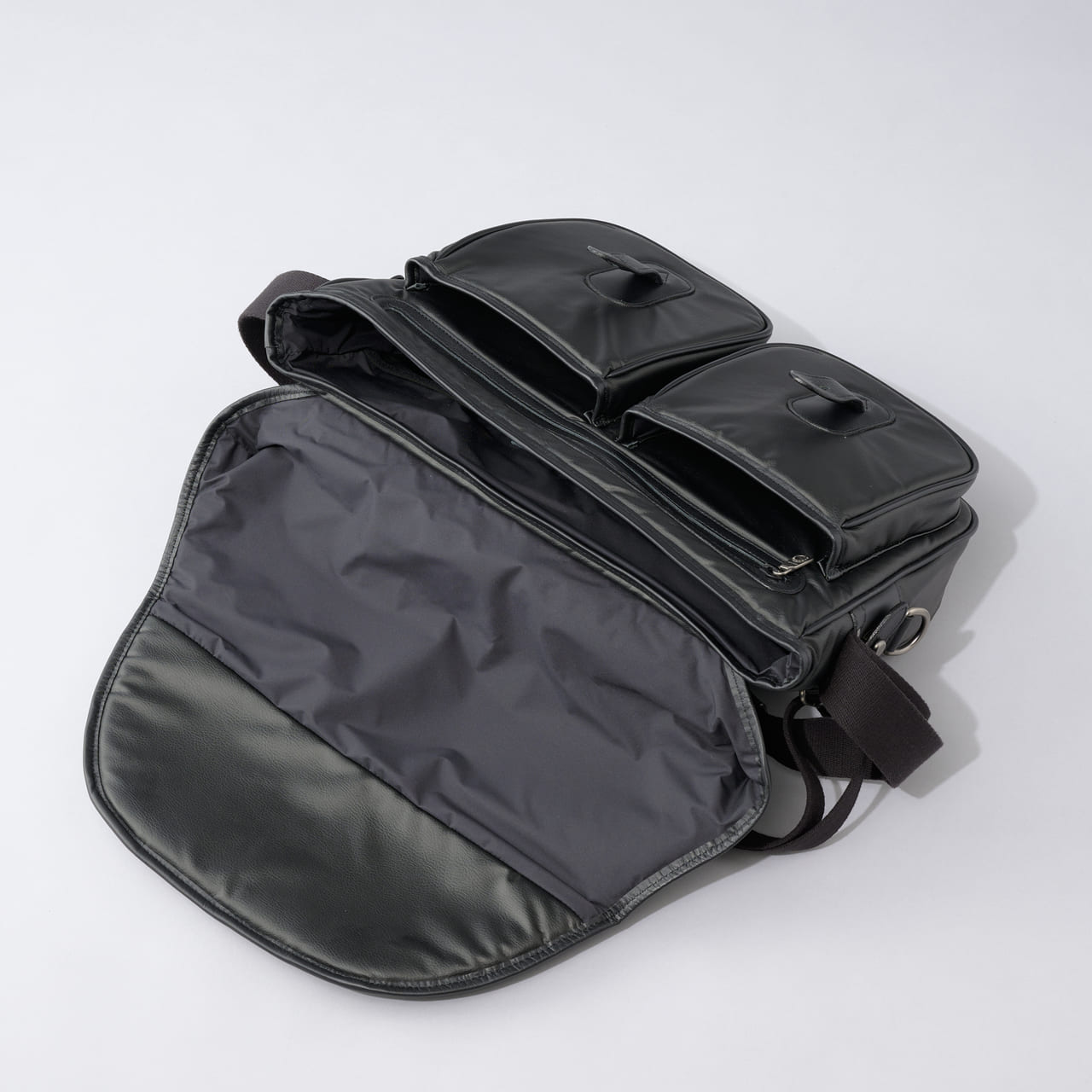 HUNTING WORLD CRAFTED BY DESCENTE.LAB　“CARRYALL MEDIUM”　黒い防水バッグ　メインコンパートメント