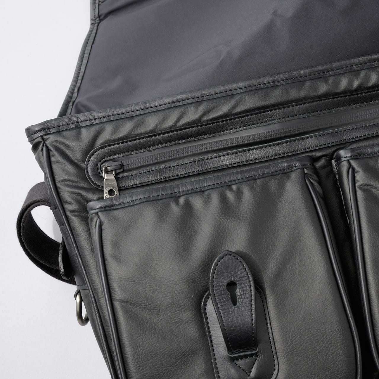 HUNTING WORLD CRAFTED BY DESCENTE.LAB　“CARRYALL MEDIUM”　黒い防水バッグ　中ポケット
