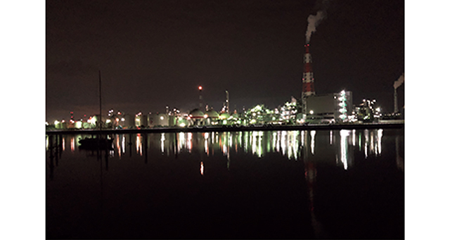 三重県にある四日市コンビナートからの夜景