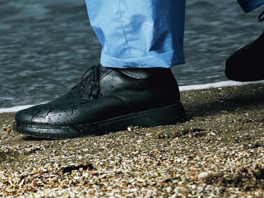 雨の日にも履ける「黒い革靴」５選。ゴアテックス搭載のオンオフ履ける大人な機能派レザーシューズが集結！ アシックス、クラークス、リーガル …