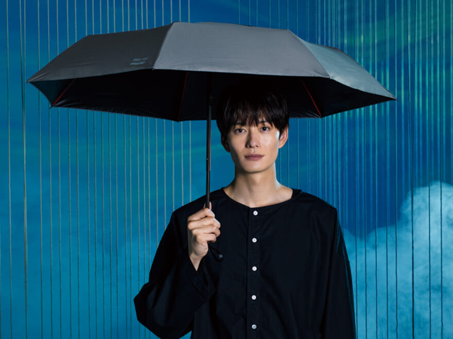 読者プレゼントもアリ！俳優・岡田将生さんを起用し話題の「Wpc. IZA（ダブリュピーシーイーザ）」と“日傘”のある毎日を始めよう。