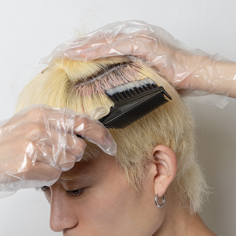 WELLA COLOR STUDIOのクリームタイプヘアカラーを髪に塗布する様子
