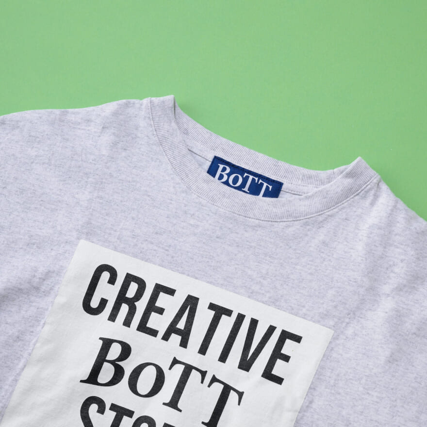 CreativeDrugStore×BoTT “Square Logo” Tシャツ　胸ロゴ寄り