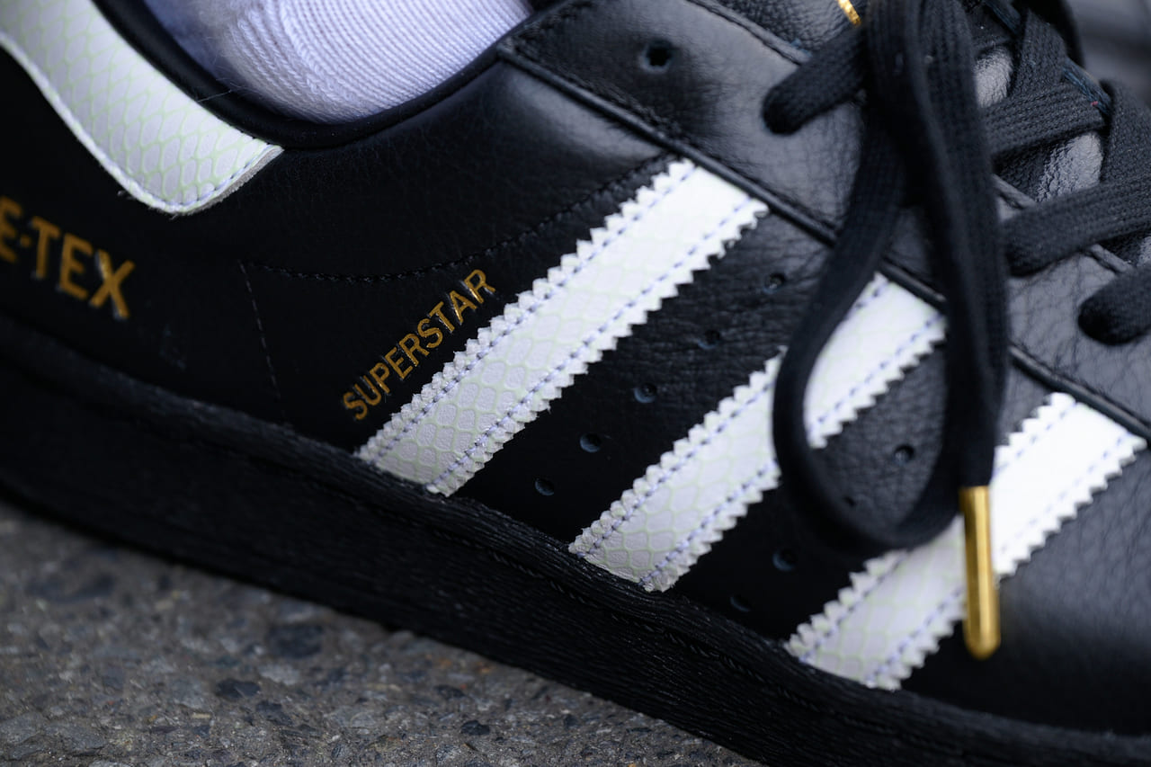 adidas Originals × atmos「SUPERSTAR 82 GTX」のスリーストライプ