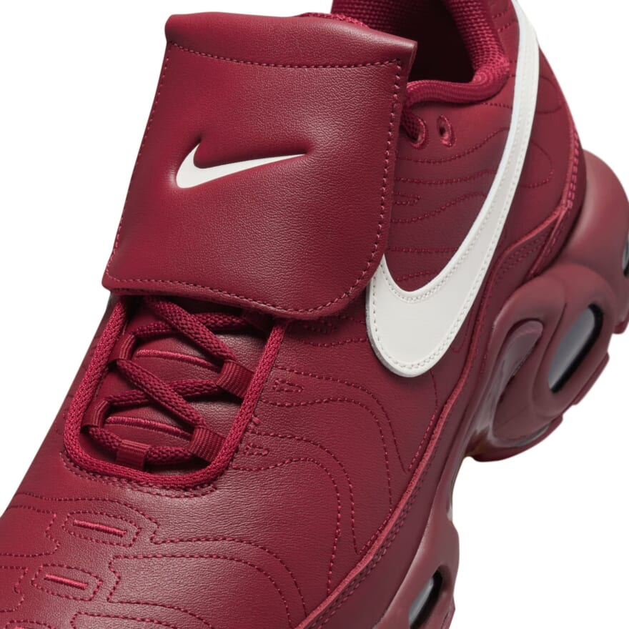 ナイキ NIKE AIR MAX PLUS TNPO　レッド　ロゴ寄り