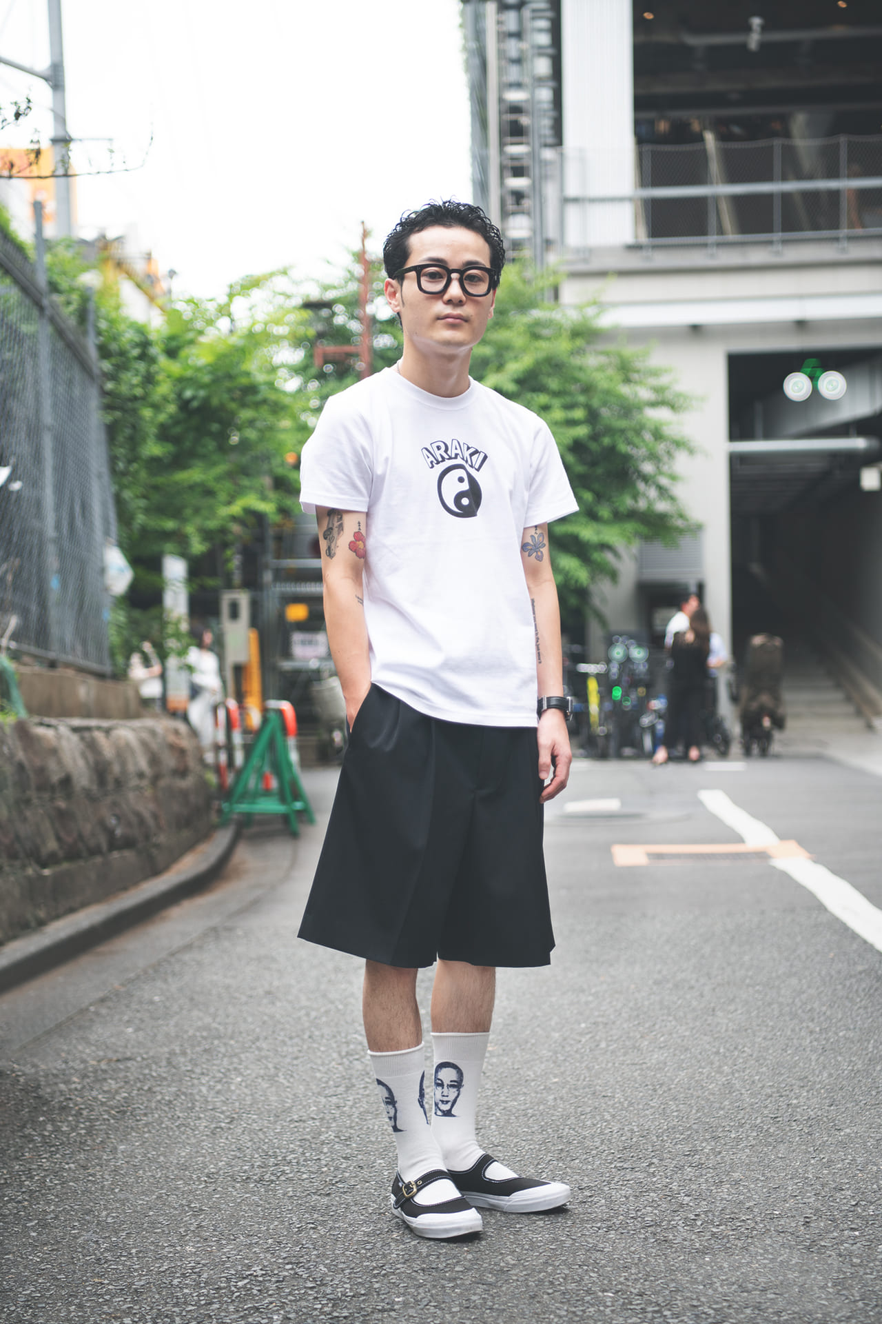 VANS　MARY JANET　ヴァンズ　メリージェーン　シャツ・ソックス：アラキ　パンツ：オーラリー　メガネ：ギュパール 荒木学人さん／「ARAKI」ディレクター、「HOME」オーナー　夏コーデ　シンプルコーデ スニーカー　黒　ブラック　全身