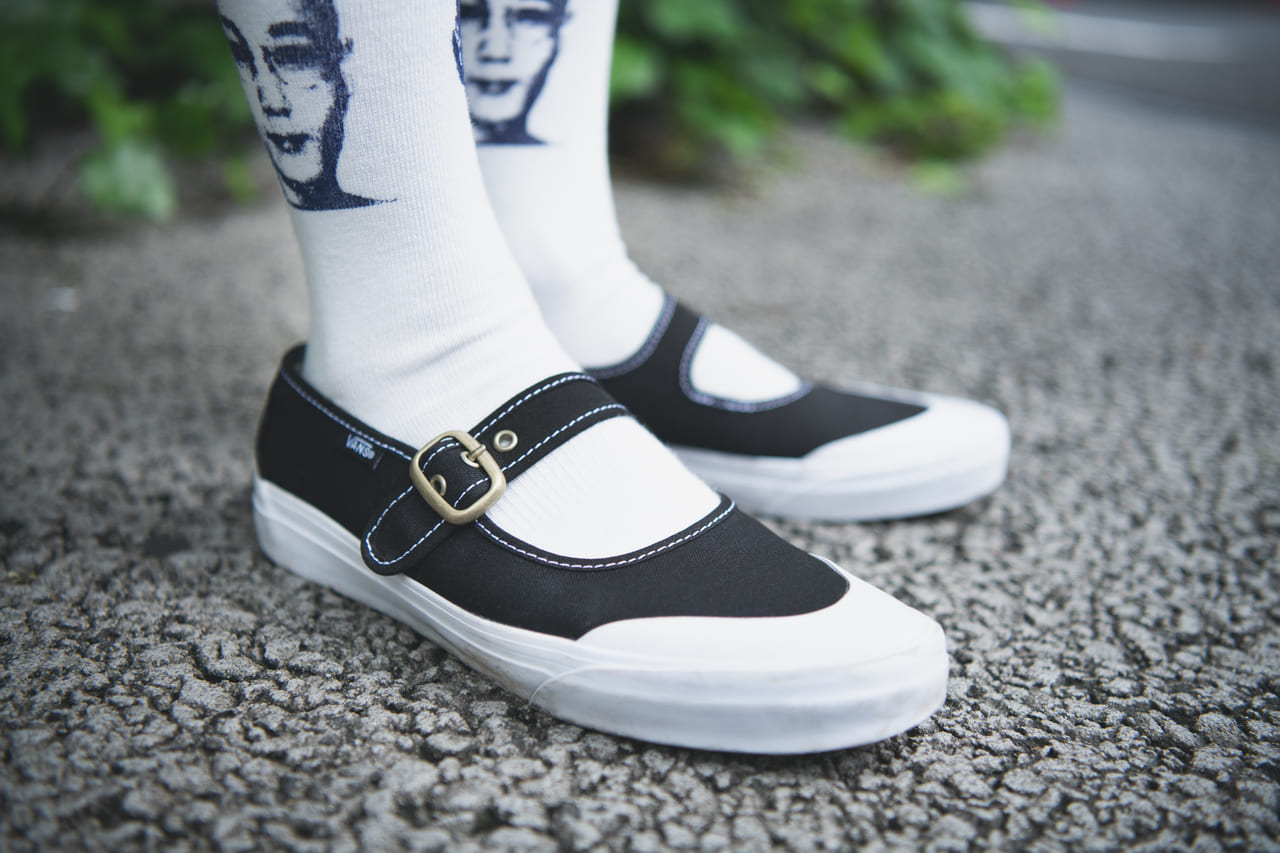 VANS　MARY JANET　ヴァンズ　メリージェーン　シャツ・ソックス：アラキ　パンツ：オーラリー　メガネ：ギュパール 荒木学人さん／「ARAKI」ディレクター、「HOME」オーナー　夏コーデ　シンプルコーデ スニーカー　黒　ブラック　サイド