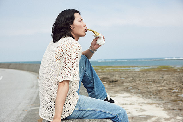 アーサの天ぷらを食べる中塚凌空