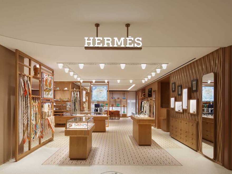 「エルメス」の新店が銀座三越にオープン。銀座の街のムードとメゾンを象徴するディテールを巧みに取り入れた上質な空間は必見！