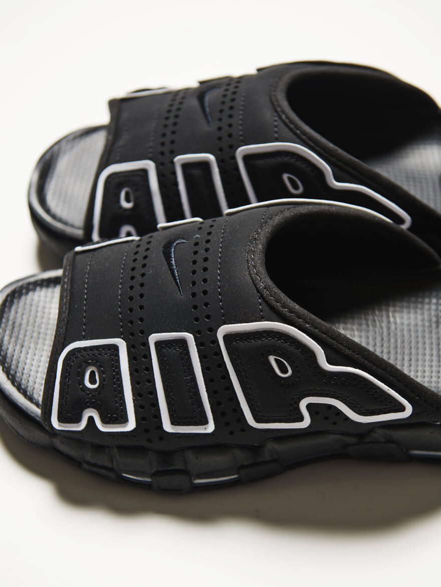 黒サンダル NIKE AIR MORE UPTEMPO SLIDEのアッパー