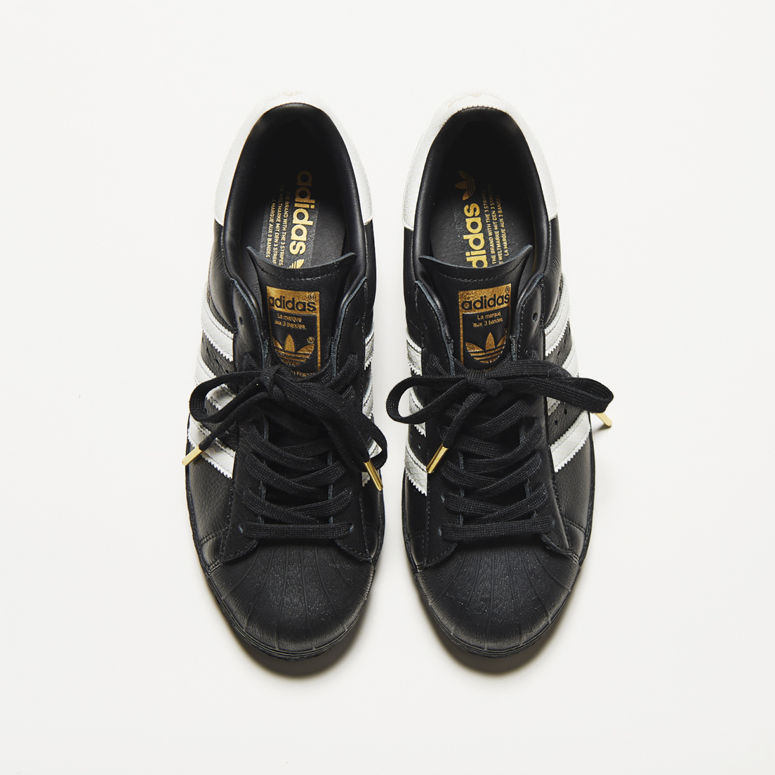 adidas Originals × atmosの黒スニーカー「SUPERSTAR 82 GTX」