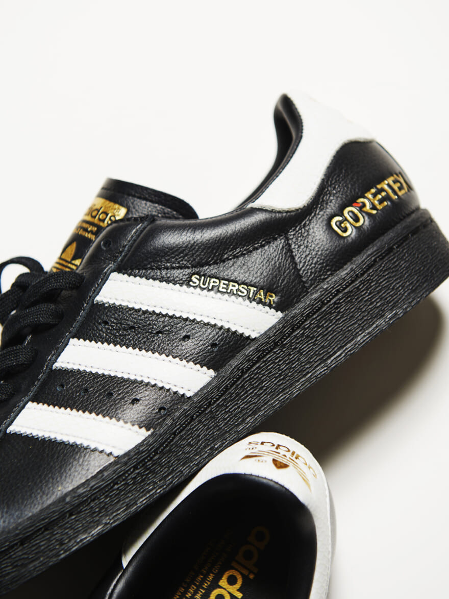 adidas Originals × atmosの黒スニーカー「SUPERSTAR 82 GTX」のゴアテックスロゴ