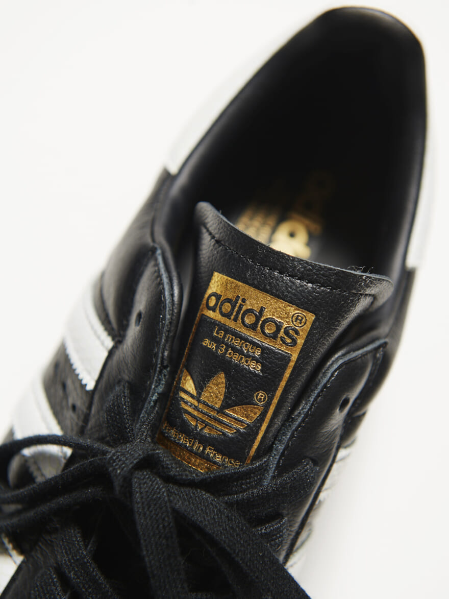 adidas Originals × atmosの黒スニーカー「SUPERSTAR 82 GTX」のシュータン