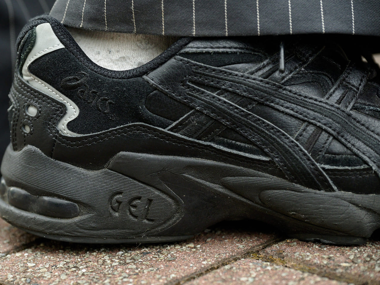 オールブラックのASICS「GEL-KAYANO 5 OG」