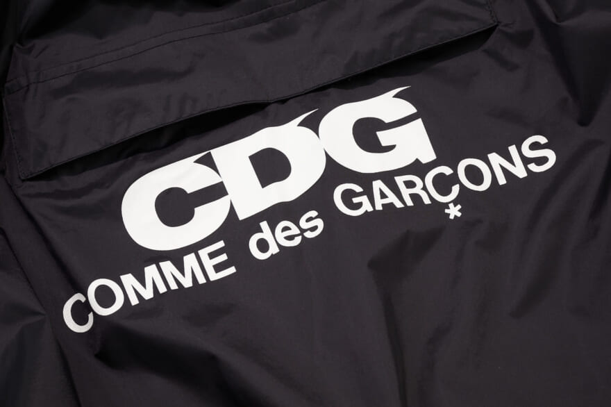 黒いGOOD DESIGN SHOP COMME des GARCONSのレインポンチョ　ロゴ