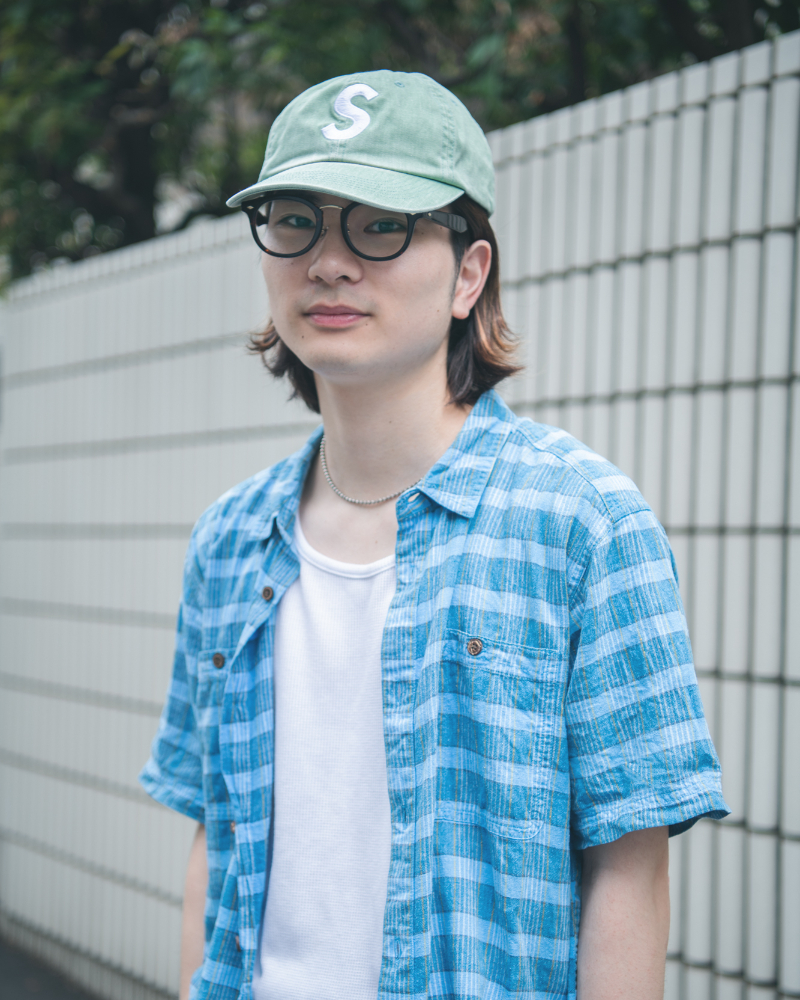 久保夏輝さん／学生　New Balance×MARGARET HOWELL 「420」　黒　ブラック　ニューバランス　マーガレットハウエル スニーカー　夏コーデ　全身　トップス：パタゴニア　パンツ：コムデギャルソン　スニーカー：ニューバランス×マーガレットハウエル　キャップ：シュプリーム　メガネ：ゾフ 　上半身