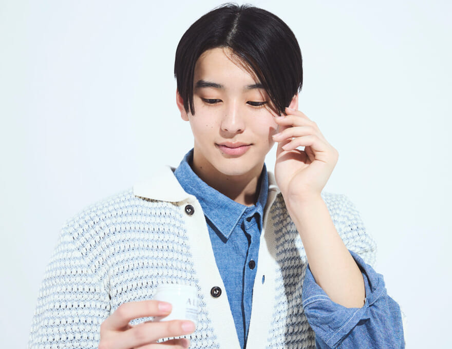 UVヘアカラーロックバームを使っているところ