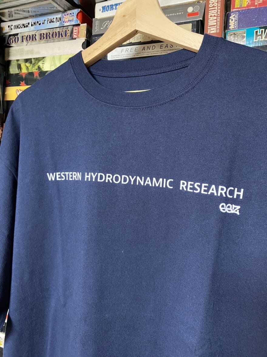 カリフォルニアニューポートビーチ発 〈Western Hydrodynamic Research〉〈SSZ〉別注アイテム　Tシャツ　ネイビー　寄り