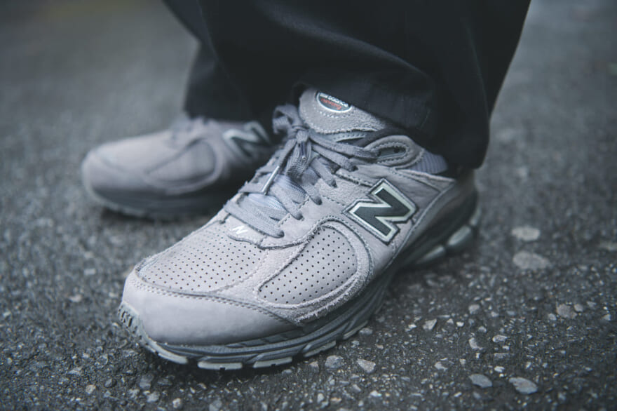 NewBalance「2002R」岸本魁人さん／会社員トップス：プアパンツ：フレッシュサービススニーカー：ニューバランスバッグ：エンズアンドミーンズキャップ：クーパーズタウンサングラス：ギュパールグレースニーカーニューバランス　夏コーデ　正面