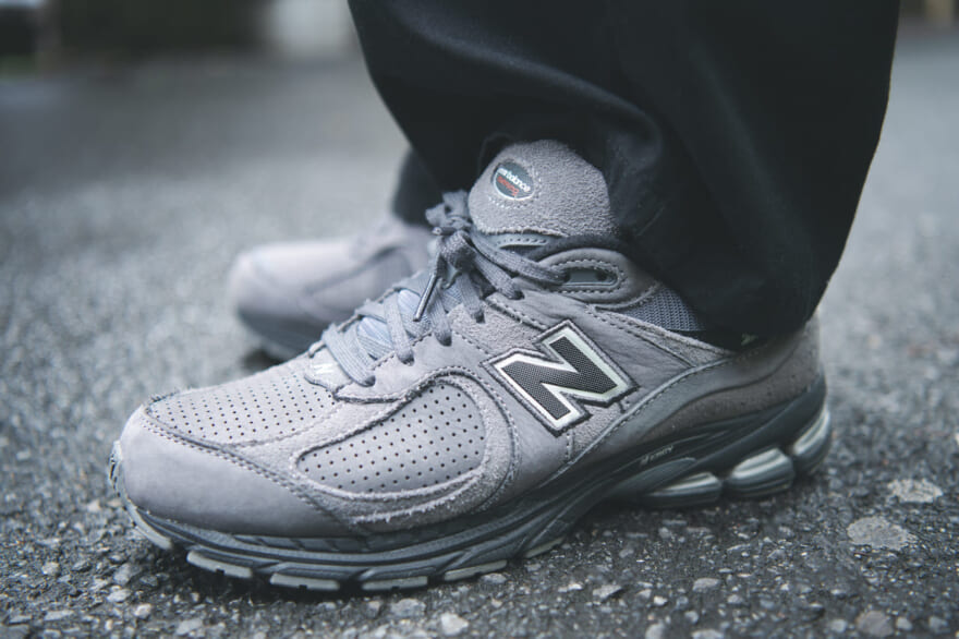 NewBalance「2002R」岸本魁人さん／会社員トップス：プアパンツ：フレッシュサービススニーカー：ニューバランスバッグ：エンズアンドミーンズキャップ：クーパーズタウンサングラス：ギュパールグレースニーカーニューバランス　夏コーデ　正面