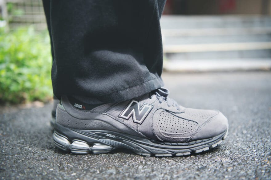 NewBalance「2002R」岸本魁人さん／会社員トップス：プアパンツ：フレッシュサービススニーカー：ニューバランスバッグ：エンズアンドミーンズキャップ：クーパーズタウンサングラス：ギュパールグレースニーカーニューバランス　夏コーデ　サイド