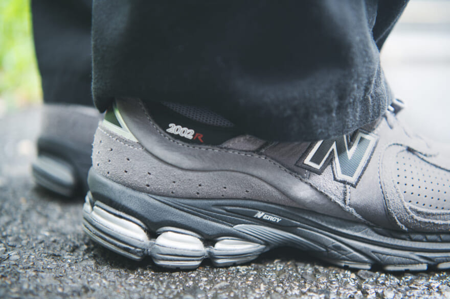 NewBalance「2002R」岸本魁人さん／会社員トップス：プアパンツ：フレッシュサービススニーカー：ニューバランスバッグ：エンズアンドミーンズキャップ：クーパーズタウンサングラス：ギュパールグレースニーカーニューバランス　夏コーデ　ソール　サイド