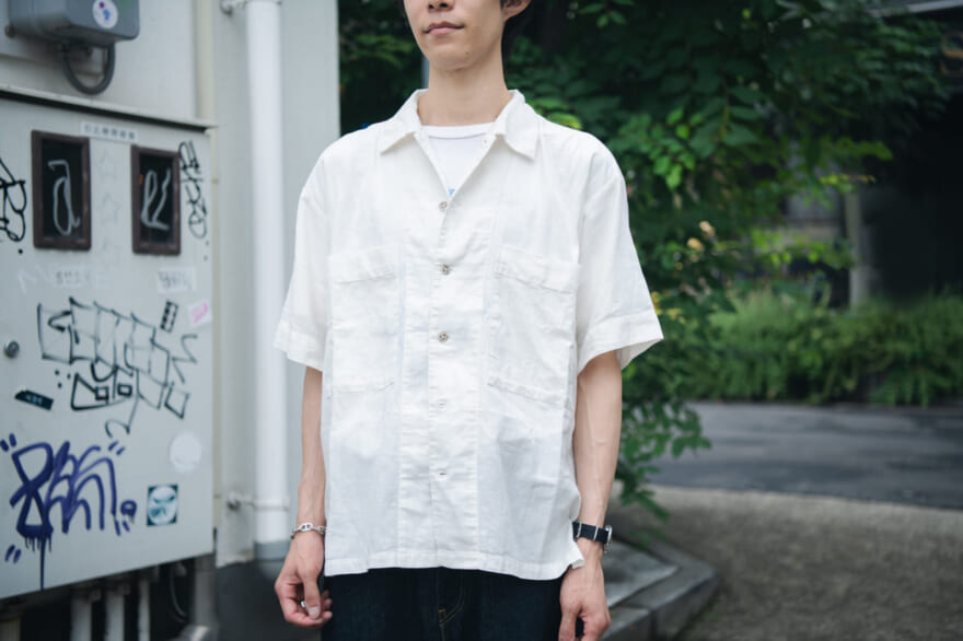 New Balance　ニューバランス　グレー　小林耀さん／会社員　シャツ：ポートブリッジ　Tシャツ：古着　パンツ：リーバイス®︎×ビオトープ　スニーカー：ニューバランス　バックパック：エルベシャプリエ　ブレスレット：エルメス　リング：ナオト コジマ(左小指ゴールド)、ヴィンテージ(右薬指シルバー) 　シャツ　上半身