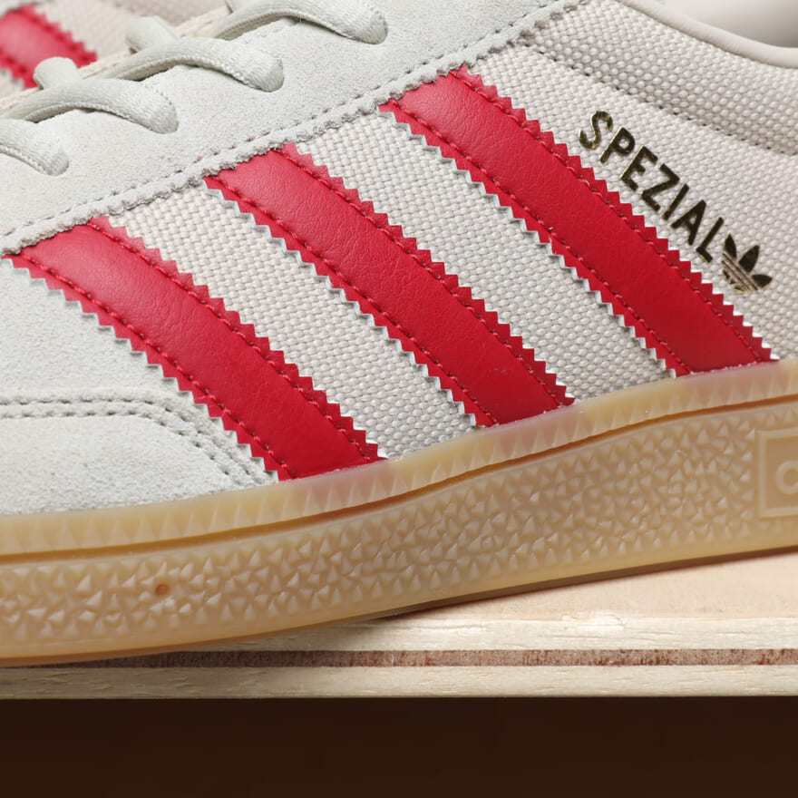 adidas「HANDBALL SPEZIAL」のスリーストライプ