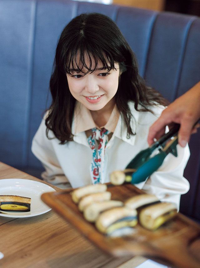 バナナを食べる　上白石萌音