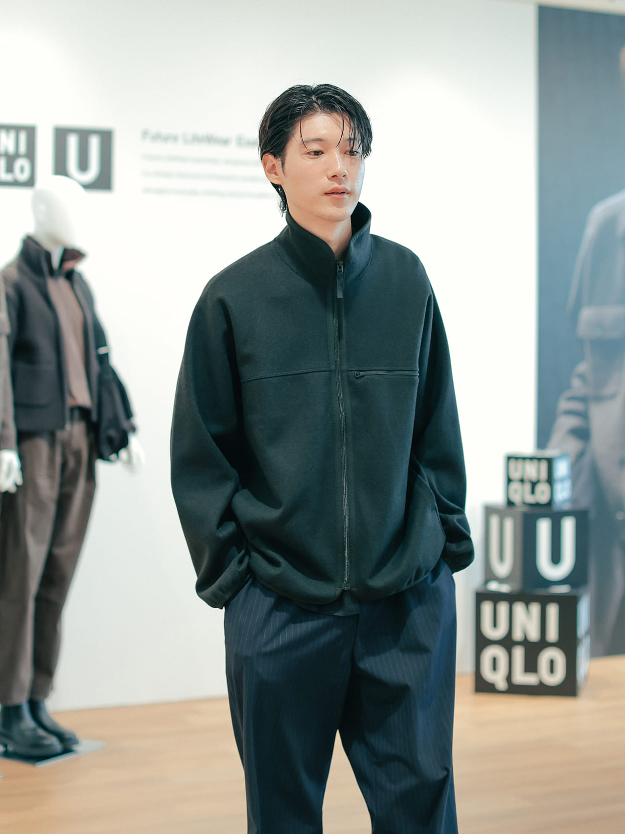 Uniqlo U ブラッシュドジャージーブルゾンの試着の様子