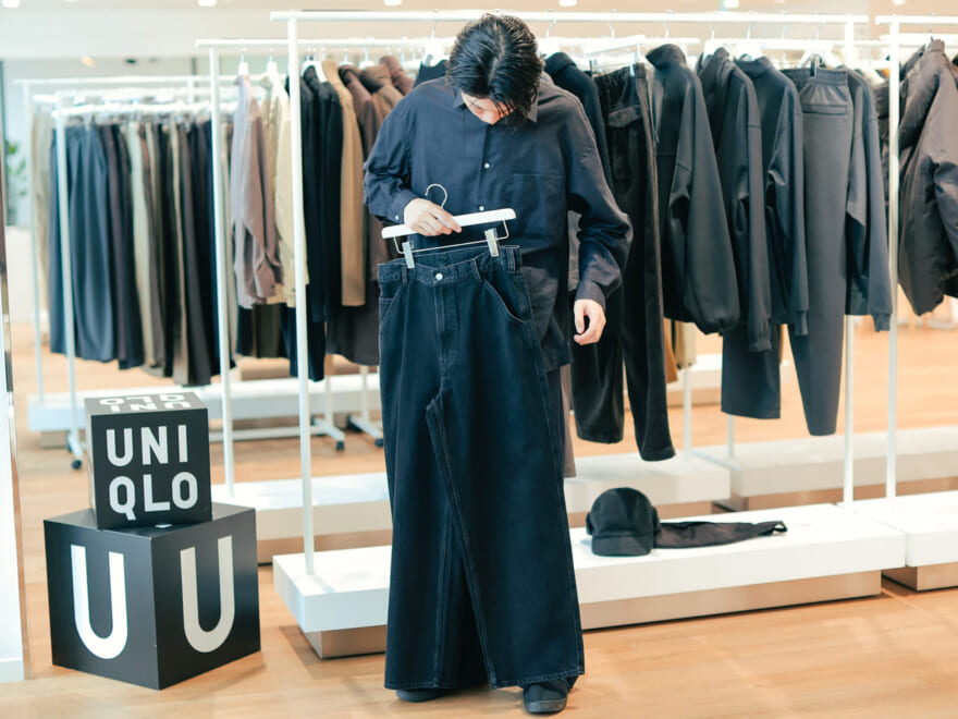 Uniqlo U ワイドフィットカラージーンズの試着の様子