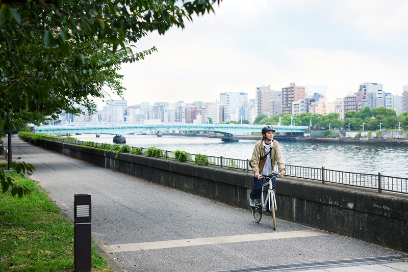 ルイガノ(LOUIS GARNEAU)の自転車「SETTER 8.0」で川沿いを走る髙橋大翔