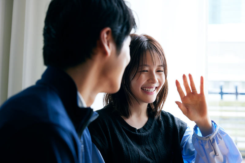 ハリー・ウィンストンのリングを見る久間田琳加さんと中川大輔