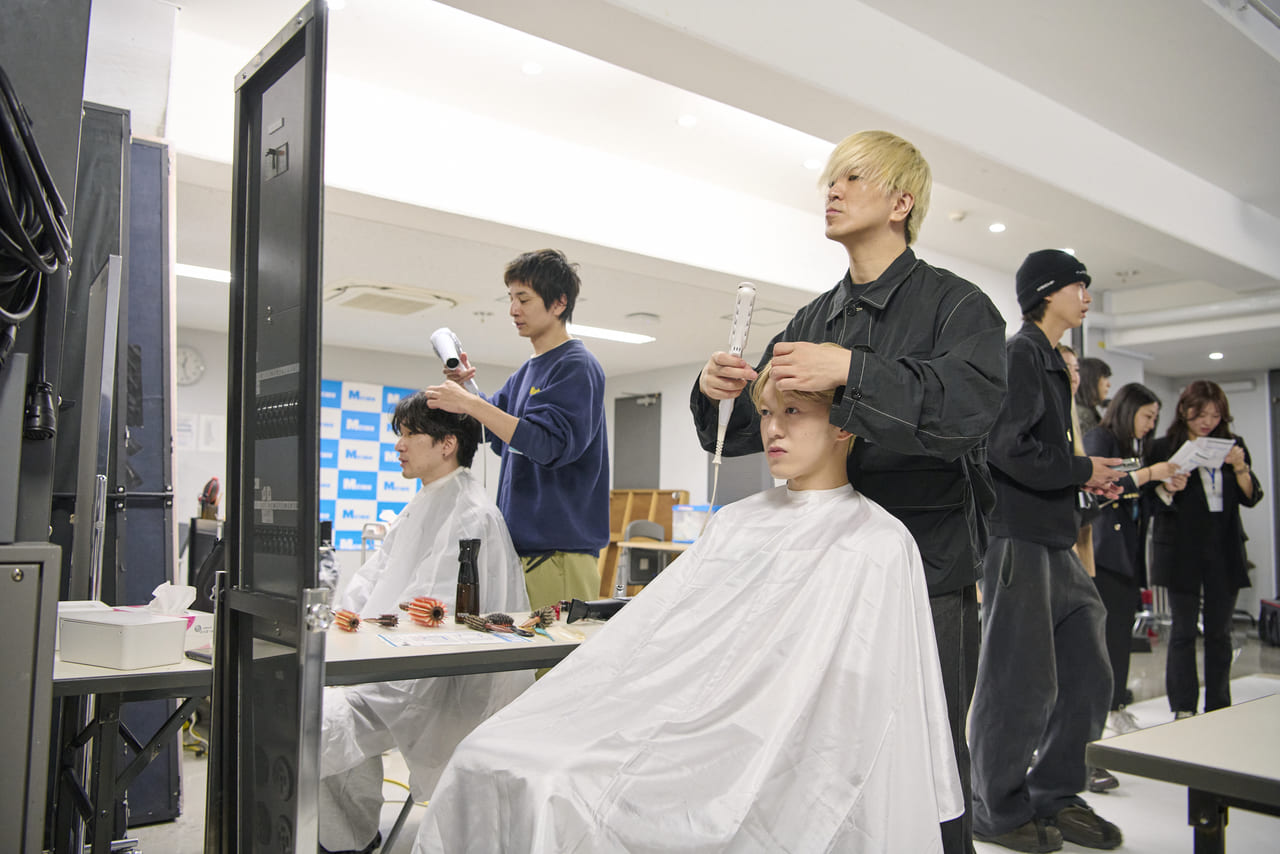 ヘアアレンジ体験ブースでヘアセット