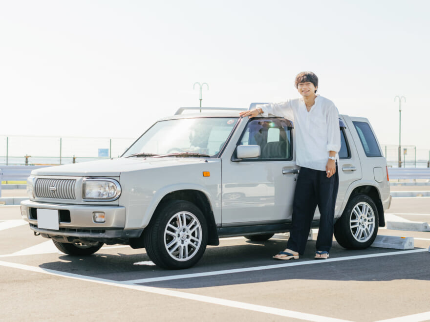 「日産 ラシーン」との出合いは近所のクルマ屋さん。同い年という運命に惹かれ、人生初のマイカーに！【俺たちの“ノリモノ”語り！／Vol.36・NISSAN RASHEEN ①】