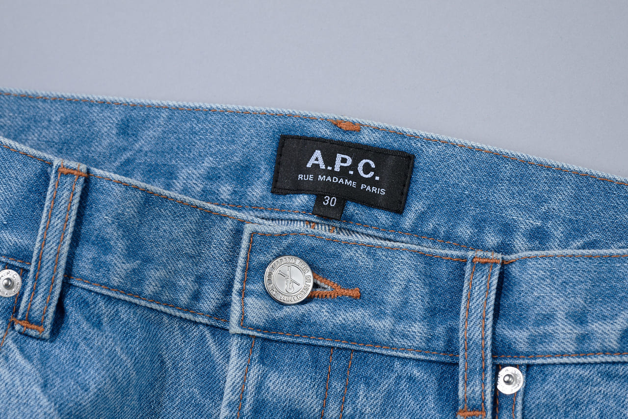 服のプロがフリークス ストア別注のA.P.C. ワイドストレートシルエットジーンズ JEAN PLUS FMを試着＆本音レビュー　タグ