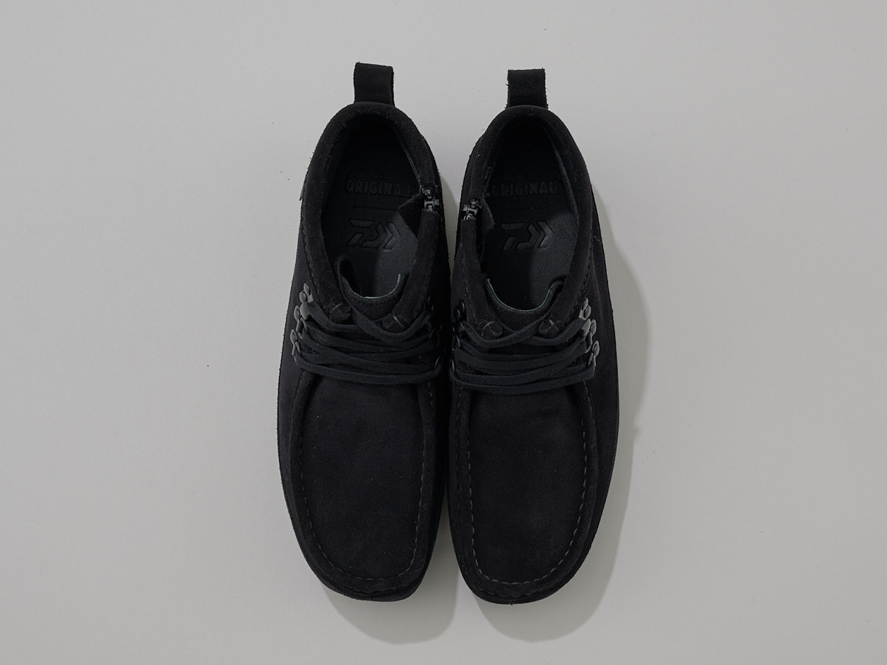 CLARKS ORIGINALS × DAIWA「ANGLER’S WALLABEE GTX SP」の新作黒スニーカー