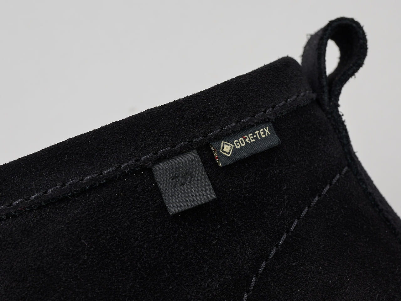 CLARKS ORIGINALS × DAIWA「ANGLER’S WALLABEE GTX SP」の新作黒スニーカー