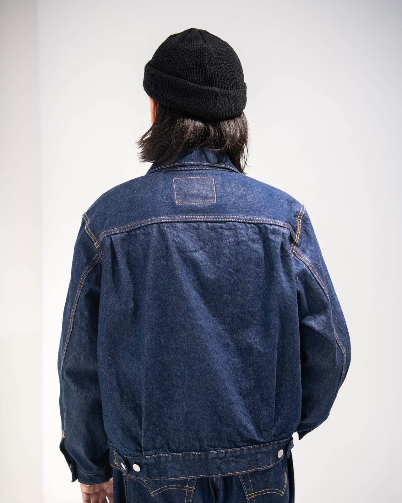 ジャーナル スタンダード レリューム プレス 熊谷洋佑さん リーバイス®︎ ジーンズ　デニム　 別注 TYPE2 JKT Selvedge RIGID　ジャケット・ジーンズ：リーバイス®︎×ジャーナル スタンダード レリューム 　トップス：古着　スニーカー：コンバース　バック　後ろ