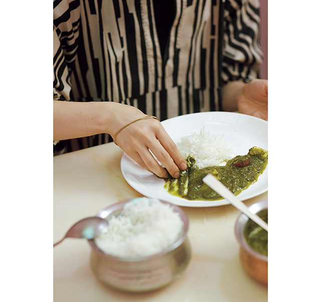 手でカレーを食べる上白石萌音