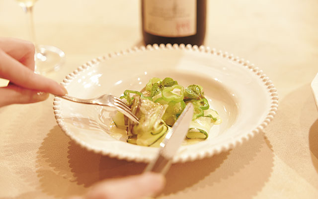 季節野菜のプレートを食べる