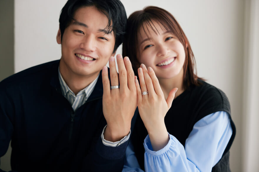 ハリー・ウィンストンの結婚指輪を見せる中川大輔と久間田琳加さん